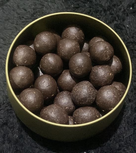 Esferas de cacao concentradas en un recipiente dorado