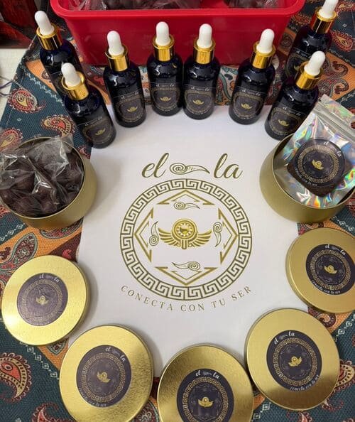 Productos de el-la exhibidos en forma de circulo con el logo de el-la