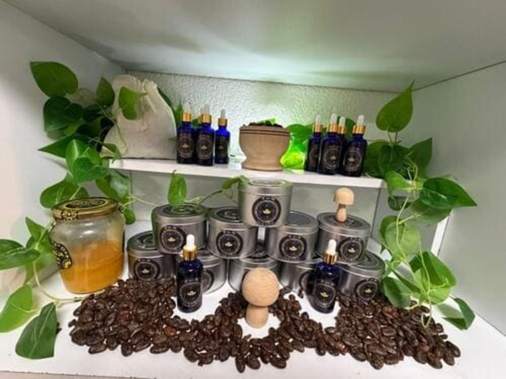 Productos de el-la exhibidos con cacao y plantas